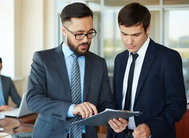 Provides expertise on legal matters and compliance. - GG扑克fengbao